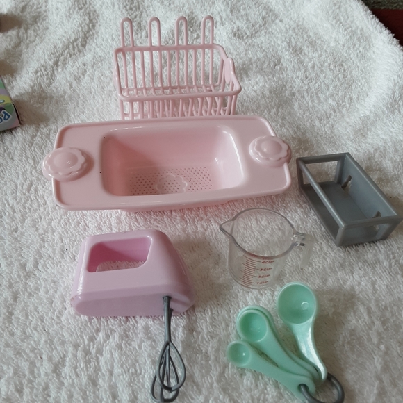 VARIETY OF SMALL DOLL KITCHEN AND BATH ACCESSORIES. - Picture 1 of 10